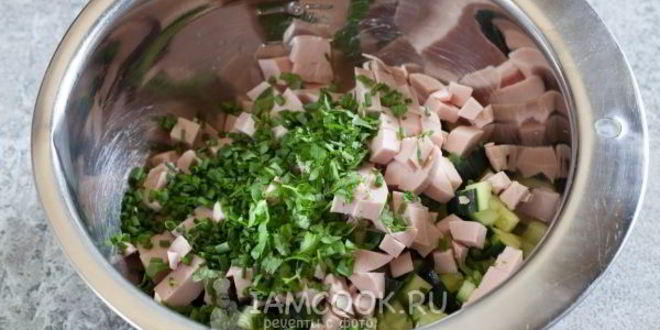 Рецепт салата оливье с колбасой и свежим огурцом