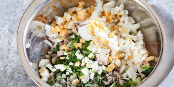 Рецепт салата оливье с колбасой и свежим огурцом