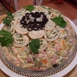 Рецепт Салата Оливье с рулетами из омлета