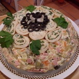 Рецепт Салата Оливье с рулетами из омлета