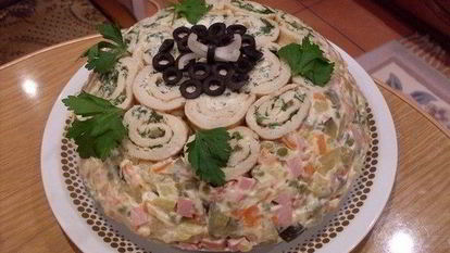 Рецепт Салата Оливье с рулетами из омлета