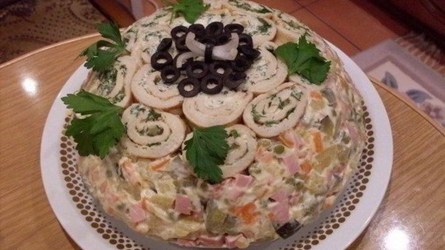 Рецепт салата оливье с рулетами из омлета