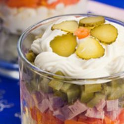 Рецепт Салата Оливье , сервированный в стакане