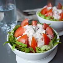 Салат из курицы и помидоров