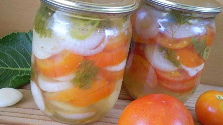 Рецепт салата из помидоров на зиму с луком