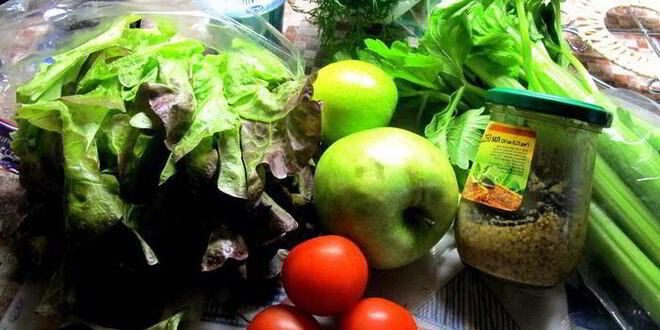 Рецепт салата из сельдерея с куриной грудкой и йогуртовой заправкой