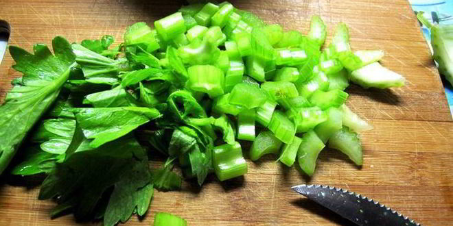 Рецепт салата из сельдерея с куриной грудкой и йогуртовой заправкой