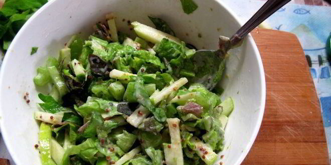 Рецепт салата из сельдерея с куриной грудкой и йогуртовой заправкой