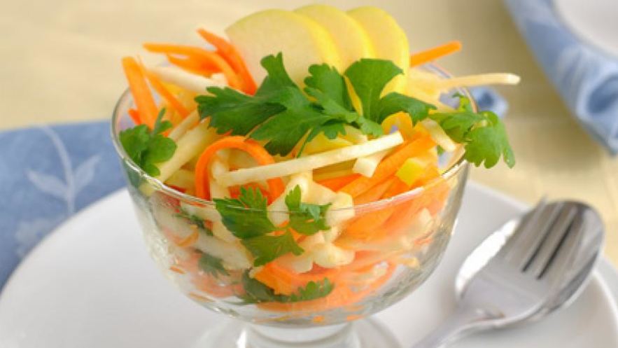 Рецепт салата из сельдерея с морковью и яблоком