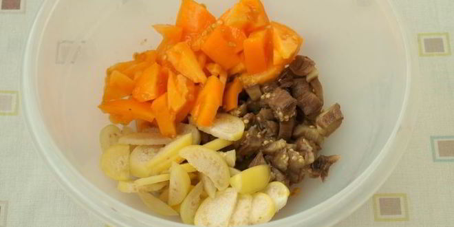 Рецепт салата из запеченных баклажанов с помидорами и физалисом