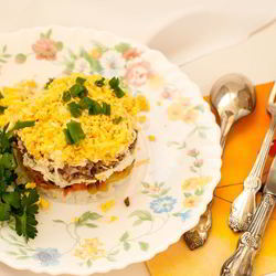 Рецепт Салата мимоза с консервированным лососем