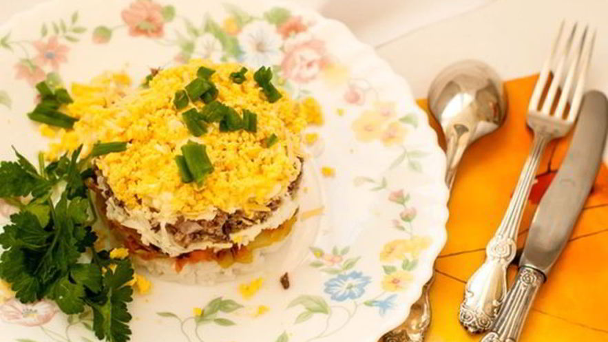 Рецепт салата мимоза с консервированным лососем