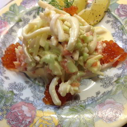 Рецепт Салата морского с кальмарами и семгой