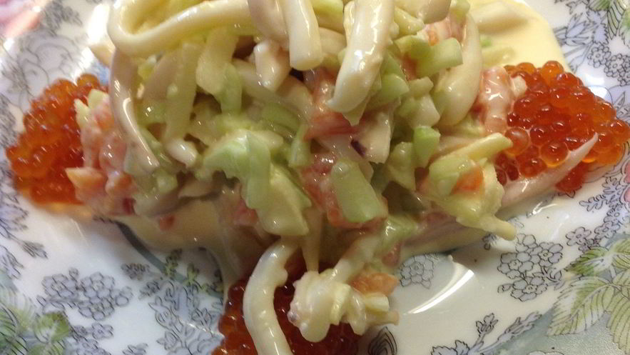 Рецепт салата морского с кальмарами и семгой