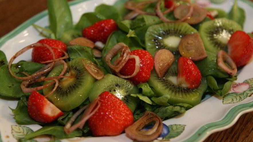 Рецепт салата с клубникой, шпинатом и киви и запеченный грейпфрут