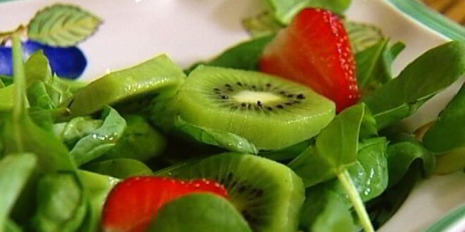 Рецепт салата с клубникой, шпинатом и киви и запеченный грейпфрут