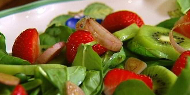 Рецепт салата с клубникой, шпинатом и киви и запеченный грейпфрут