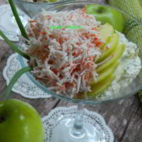 Салат с крабовыми палочками и яблоком