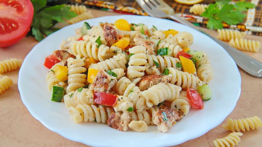 Рецепт салата с курицей и макаронами