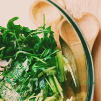 Рецепт Салата с курицей, огурцом и сладкой заправкой на основе йогурта