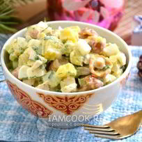 Рецепт Салата с маринованными опятами и куриной грудкой