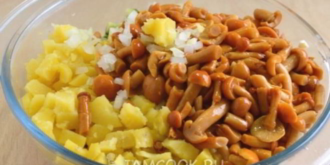 Рецепт салата с маринованными опятами и куриной грудкой