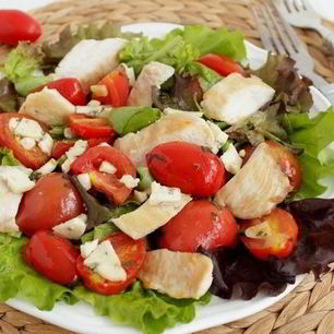 Рецепт Салата с помидорами, курицей-гриль и голубым сыром