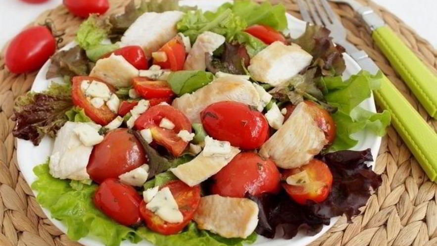 Рецепт салата с помидорами, курицей-гриль и голубым сыром