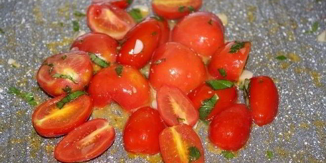 Рецепт салата с помидорами, курицей-гриль и голубым сыром