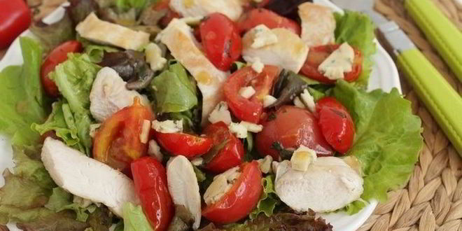 Рецепт салата с помидорами, курицей-гриль и голубым сыром