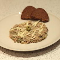 Салат с вареной печенью и солеными огурцами