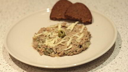 Рецепт Салата с вареной печенью и солеными огурцами