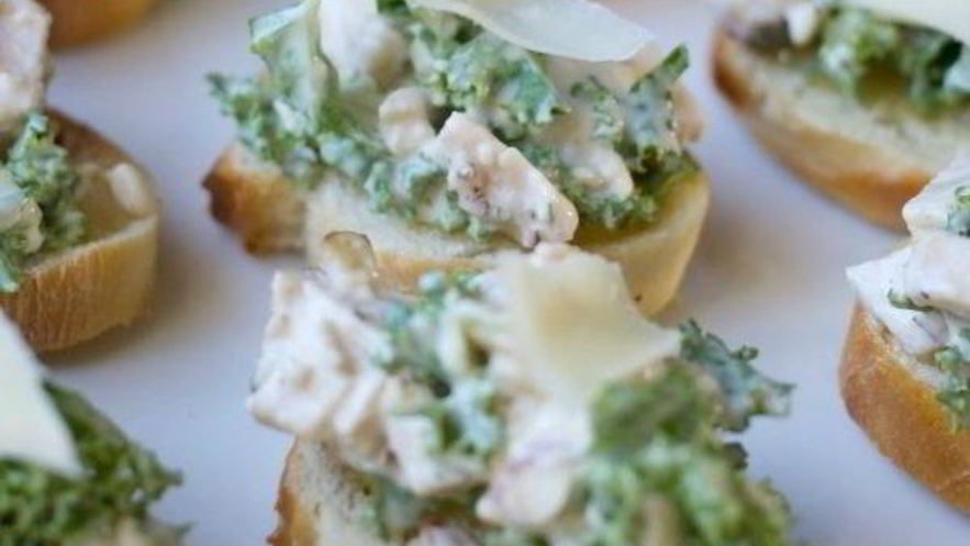 Рецепт брускетты с салатом цезарь