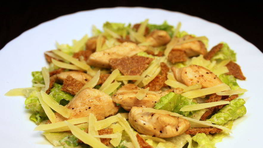 Рецепт диетического салата цезарь с йогуртово-горчичной заправкой