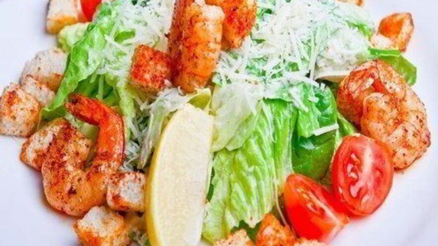 Рецепт королевского цезаря с обжаренными креветками