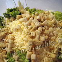 Нежный салат Цезарь с курицей и сухариками