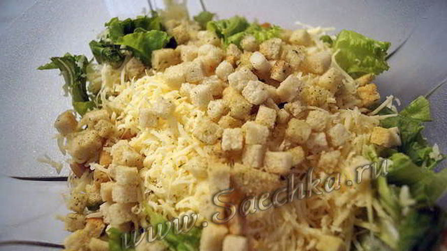 Рецепт нежного салата цезарь с курицей и сухариками