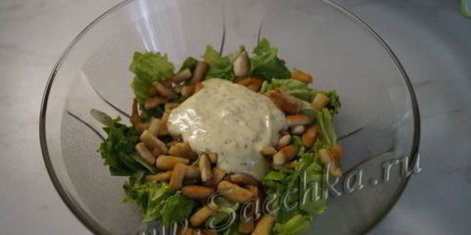 Рецепт нежного салата цезарь с курицей и сухариками