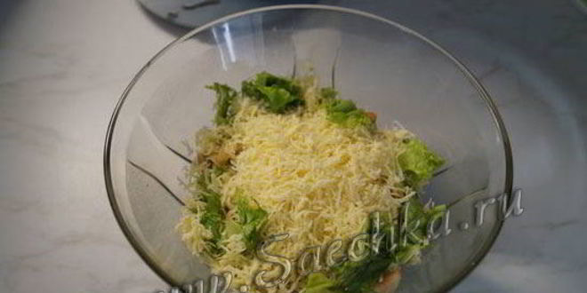 Рецепт нежного салата цезарь с курицей и сухариками