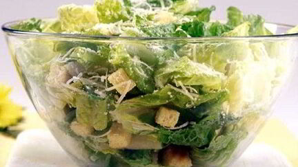 Рецепт Нежного салата Цезарь с сухариками, чесноком и курицей