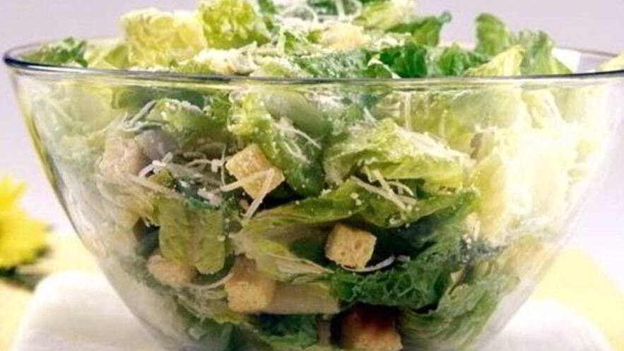 Рецепт нежного салата цезарь с сухариками, чесноком и курицей