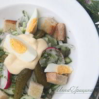 Русский летний салат в стиле Цезарь