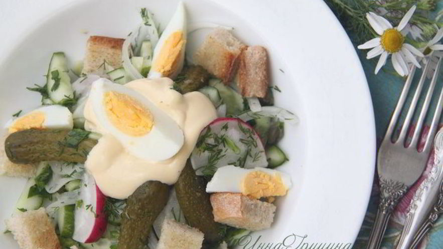 Рецепт русского летнего салата в стиле цезарь