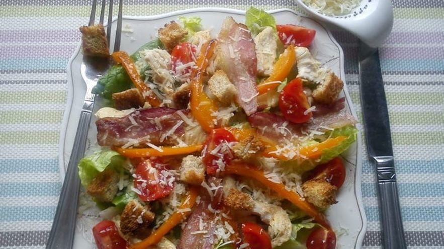 Рецепт салата цезарь с индейкой