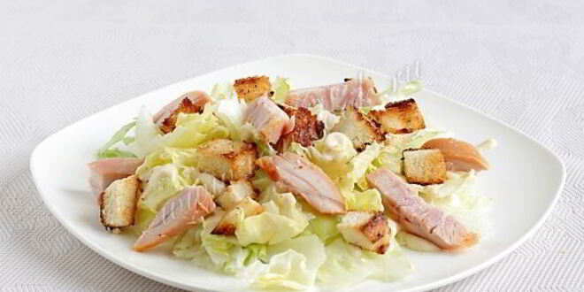 Рецепт салата цезарь с копченой курицей