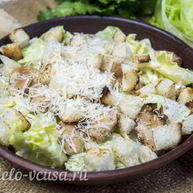 Рецепт Салата Цезарь с курицей и сухариками