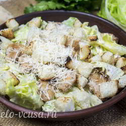 Рецепт Салата Цезарь с курицей и сухариками