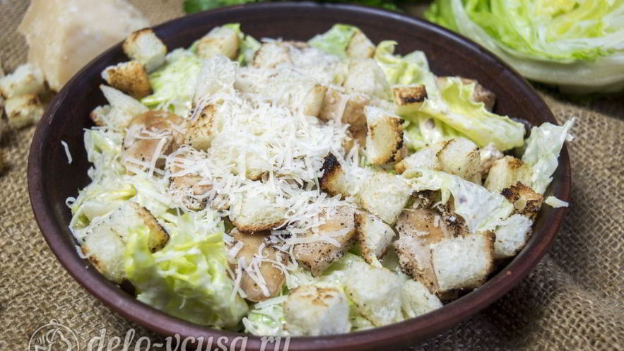 Рецепт салата цезарь с курицей и сухариками