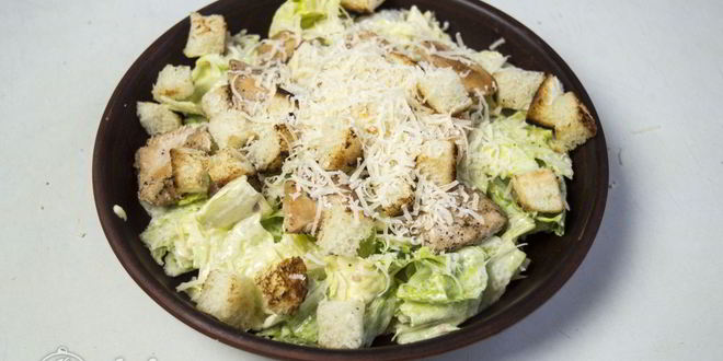 Рецепт салата цезарь с курицей и сухариками