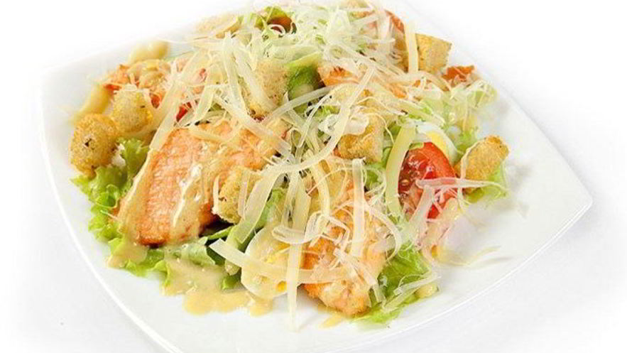 Рецепт салата цезарь с лососем